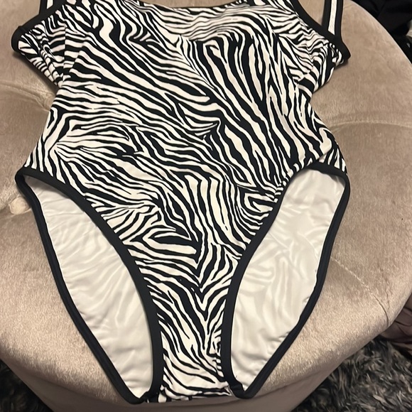 Michael Kors, one piece swimsuit, black and white zebra print, fully lined, new - Picture 7 of 10